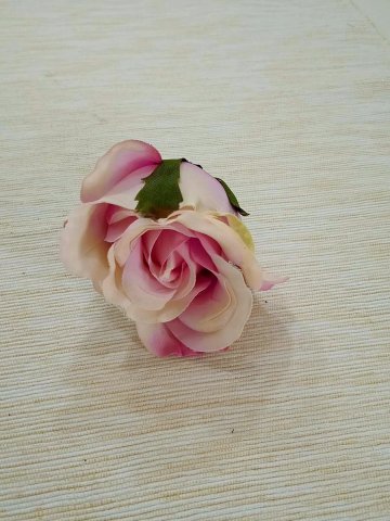 květ růže !!fialovo bílý 5cm